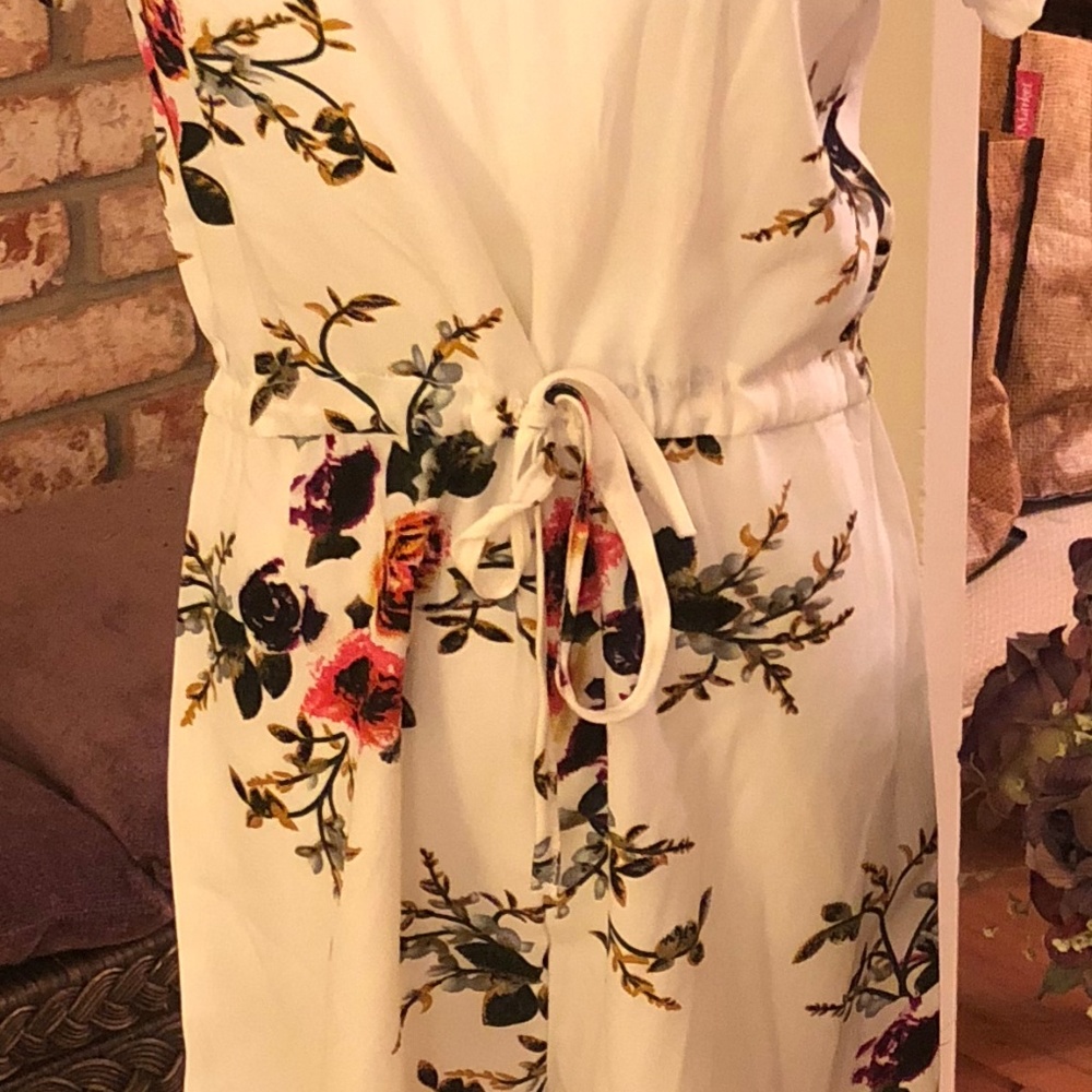 •NWOT• White Floral Romper - Picture 6 of 6